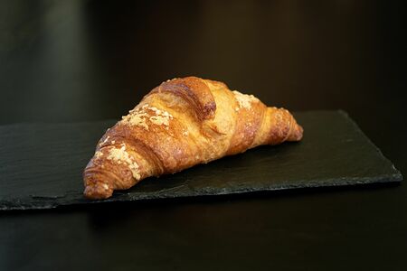 Круассан с карамелью