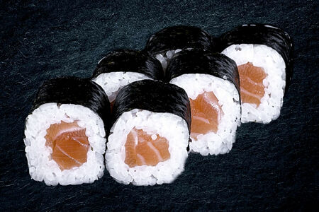 Маки с лососем 6шт