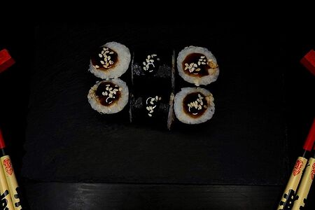 Классический ролл с угрем