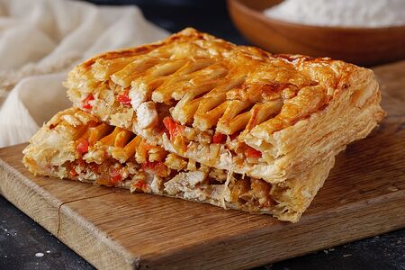 Слоеный пирог с курицей, моцареллой и томатами