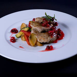 Жареная свинина с клюквенным соусом