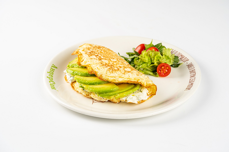 Классический омлет с крем-чизом и авокадо