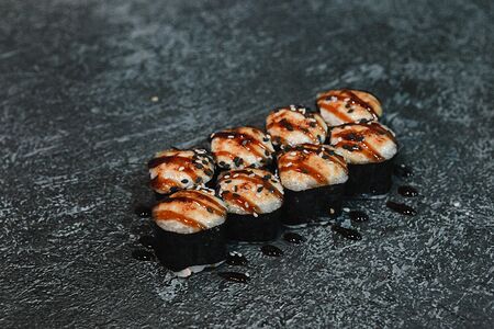 Классический запеченный ролл с курочкой под чесночным соусом