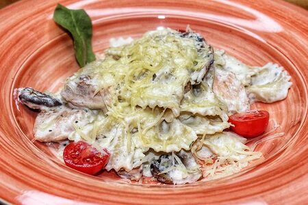 Паста с лососем и грибами