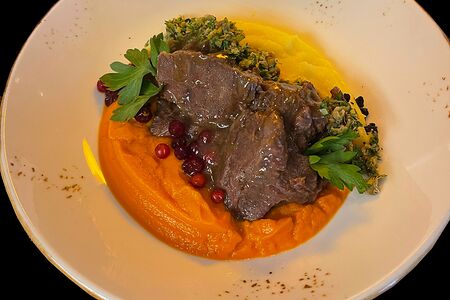 Томленая говяжья щечка с пюре из картофеля и моркови