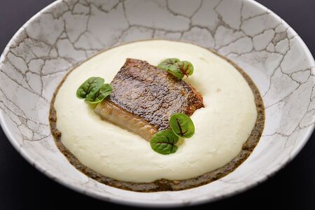 Палтус с картофельным муссом и соусом из моллюсков