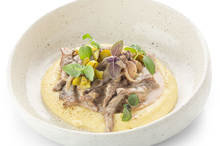 Бефстроганов с лесными грибами и картофельным пюре