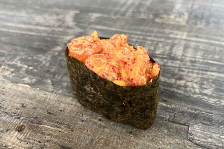 Гункан с лососем