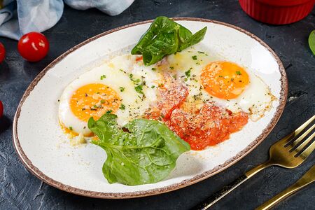 Глазунья с помидорами