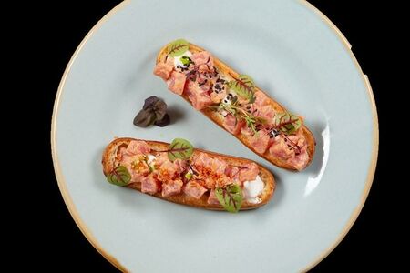 Эклер с тунцом