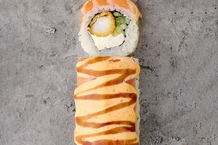 Ролл с соусом тогараши