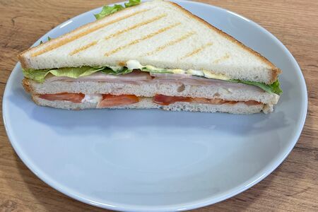 Сэндвич с куриной ветчиной