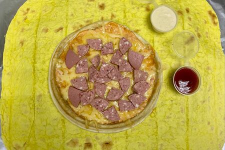 Пицца с колбасой