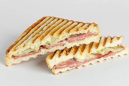 Горячий сэндвич с салями и сливочным сыром