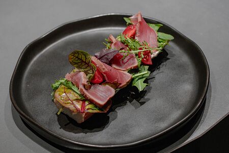 Брускетта с тунцом