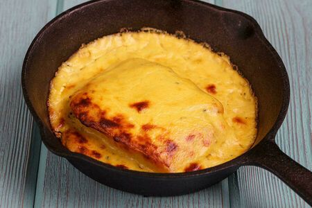 Судак в сырном соусе