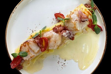 Гребешок на картофельном гратене с соусом берблан