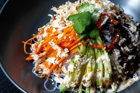 Поке со стеклянной лапшой и древесными грибами