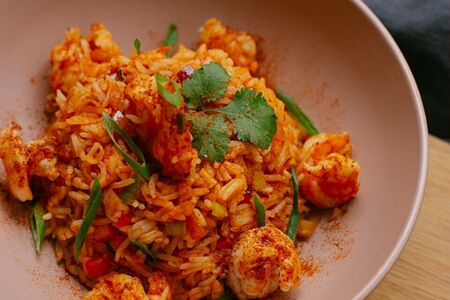 Мексиканский рис с жареными креветками