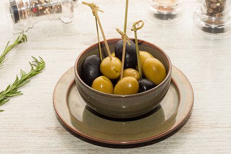 Ассорти итальянских оливок, маслин