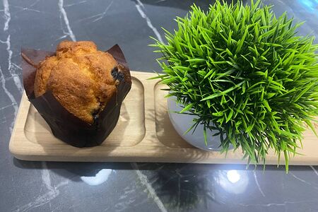 Маффин ванильный с черной смородиной