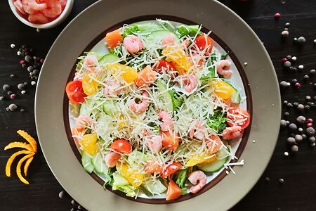 Салат с лососем и креветкой