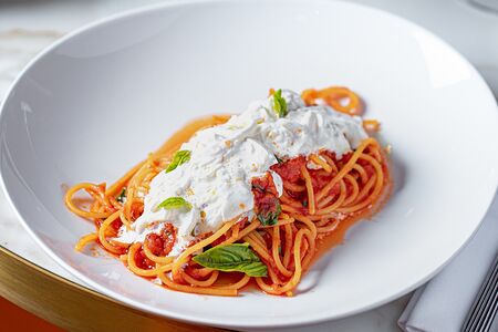 Спагетти с томатами и страчателлой