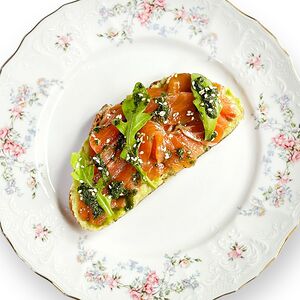 Брускетта со слабосоленой форелью, авокадо и песто