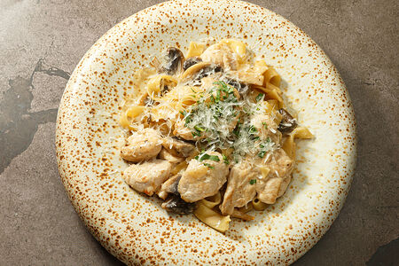 Феттучини с курицей и грибами