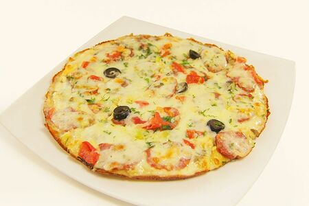 Пицца с колбасой