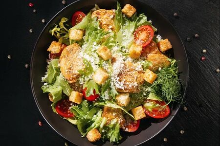 Салат Цезарь с курицей