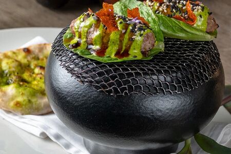 Кебаб из баранины с соусом из садовых трав