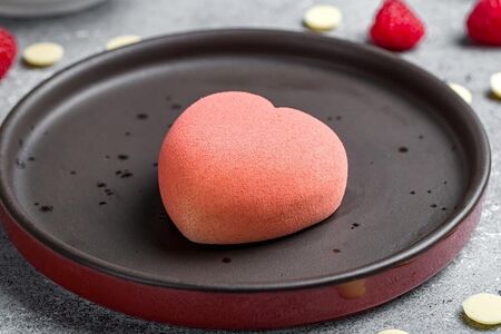 Муссовое пирожное малина-белый шоколад