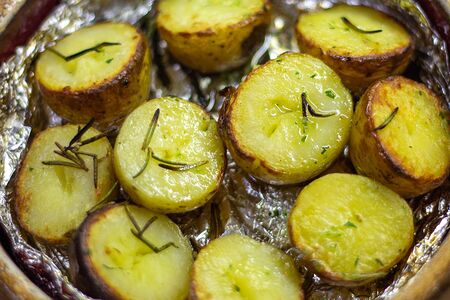 Картофель с розмарином