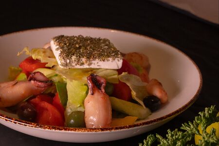 Греческий салат с кальмарами