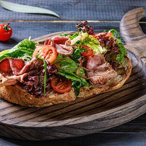 Брускетта с ростбифом