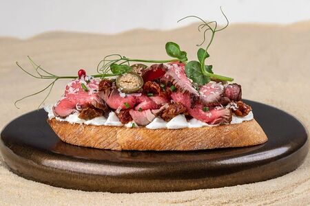 Брускетта с ростбифом, вялеными томатами и каперсами