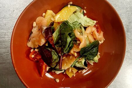 Салат с семгой и авокадо