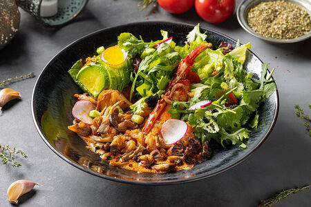 Салат с морепродуктами в соусе том-ям