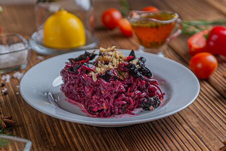Салат Свекольный с грецким орехом и черносливом
