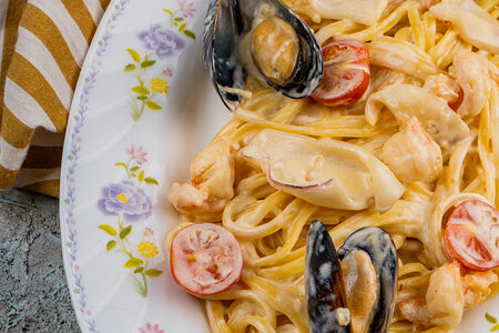 Лингвини с морепродуктами в сливочном соусе