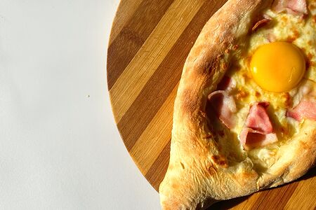 Хачапури по-аджарски с беконом