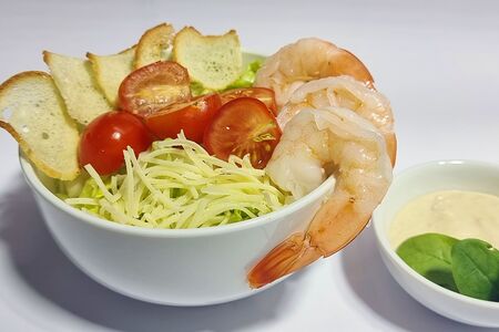 Салат Цезарь с креветками