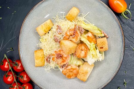 Салат Цезарь с креветками