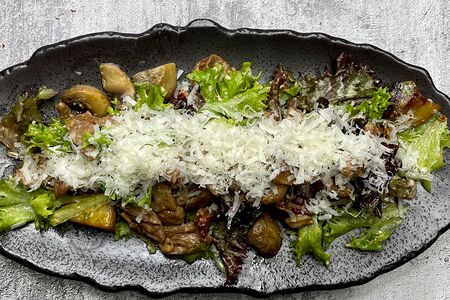 Салат со cвинoй вырезкой гриль