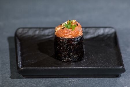 Гункан Острый лосось