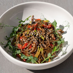 Гречневая лапша с овощами в соевом соусе