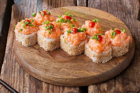 Классический ролл с лососем острый