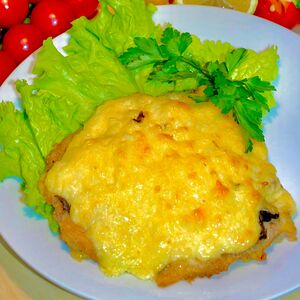 Свинина, запеченная с грибами, под сырной шапкой