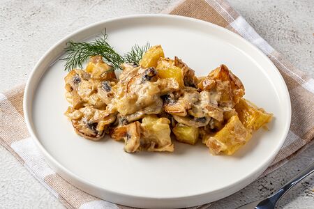 Картофель, запеченный с грибами и луком